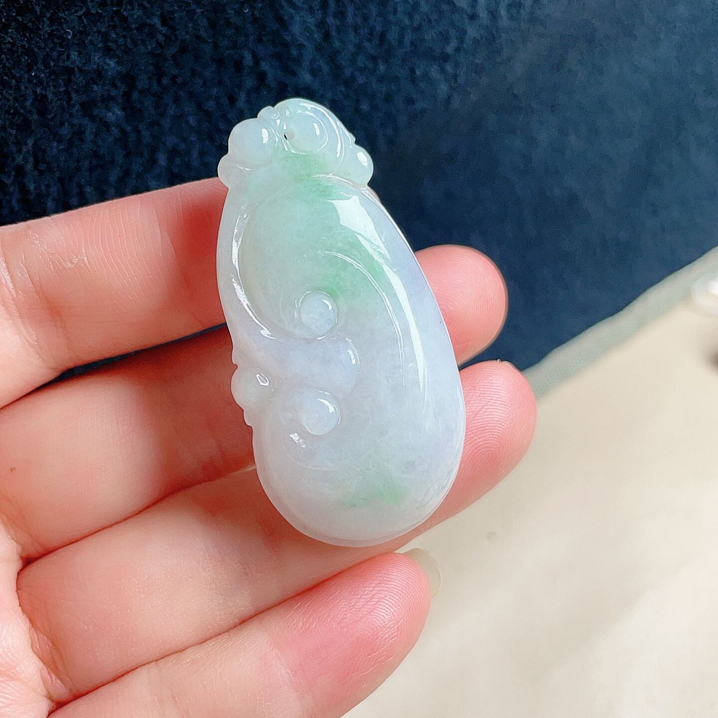 天然翡翠厚装如意吊坠乳白飘阳绿
