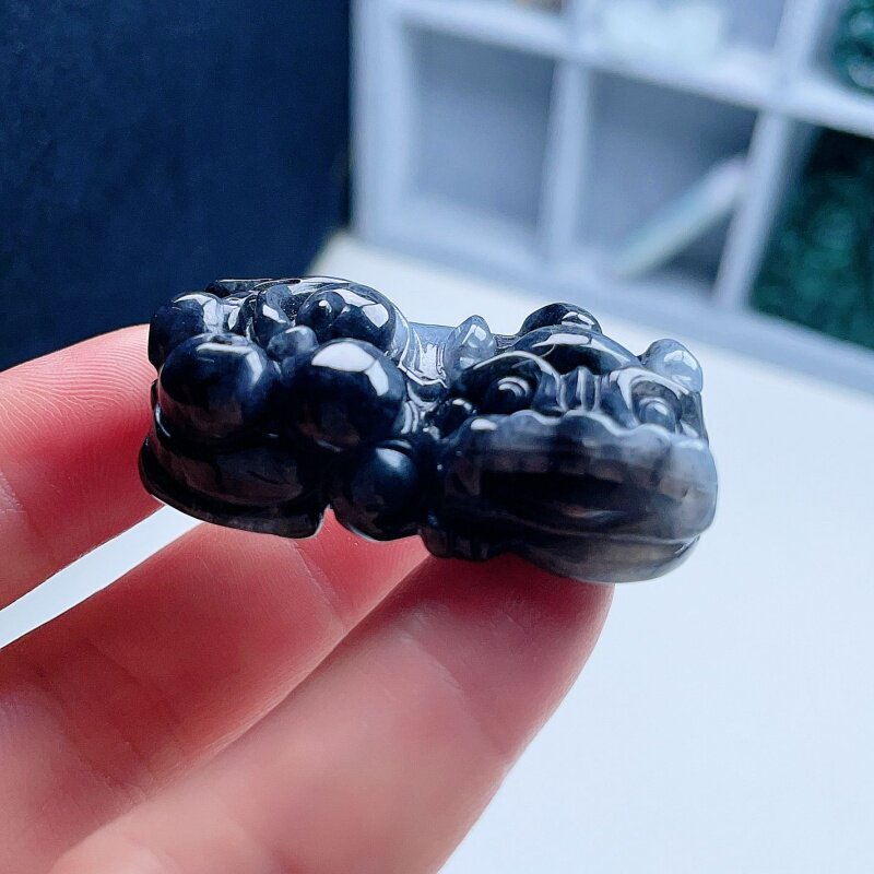 天然翡翠霸王貔貅吊坠乳白乌鸡