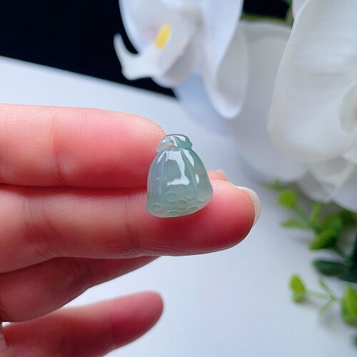 天然翡翠冰种小莲蓬吊坠淡绿莲花