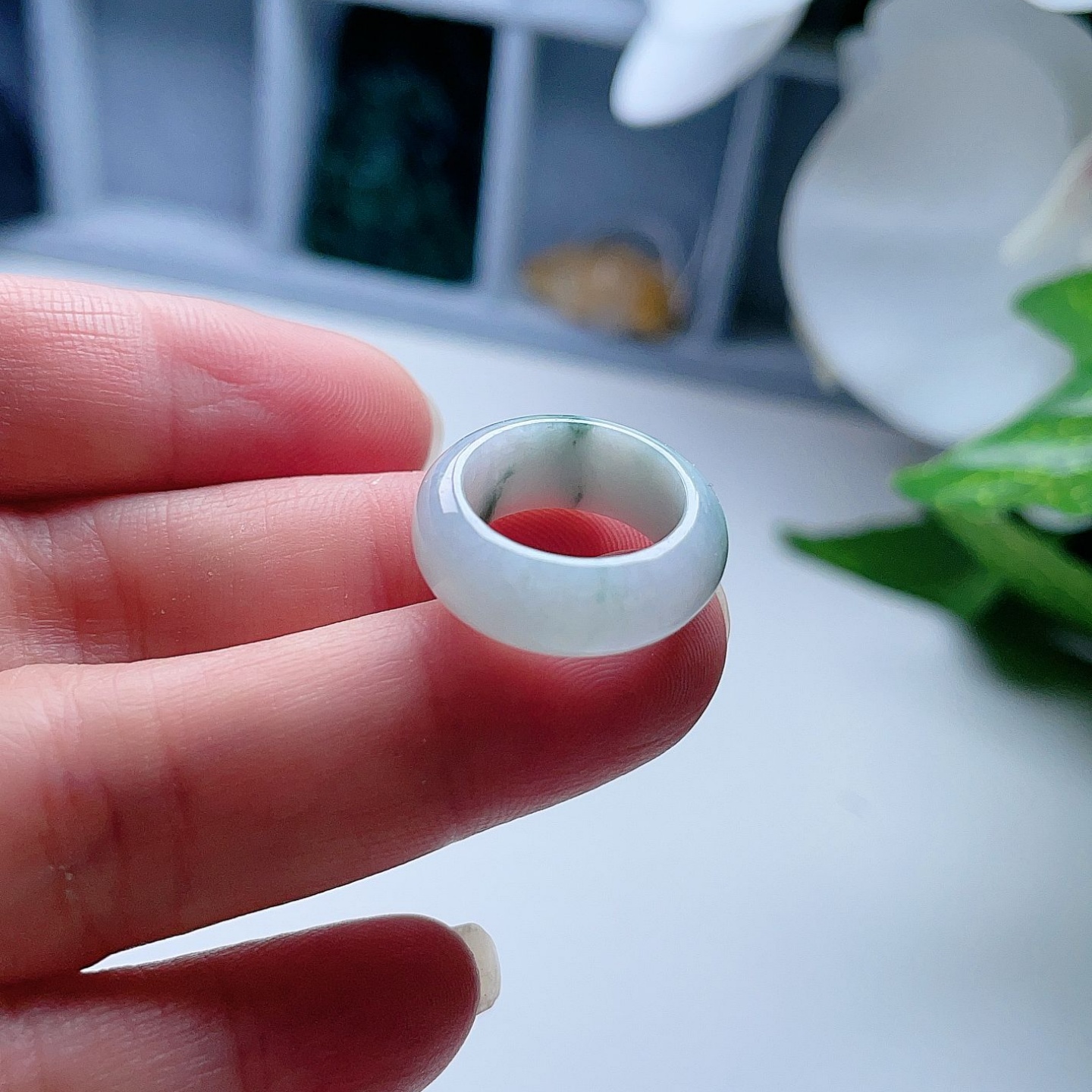 天然翡翠宽边戒指乳白淡绿飘花