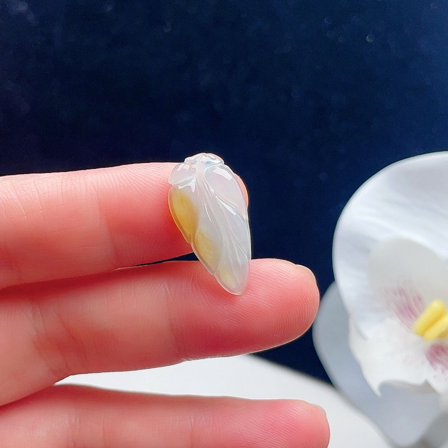 天然翡翠冰种叶子吊坠乳白淡绿黄