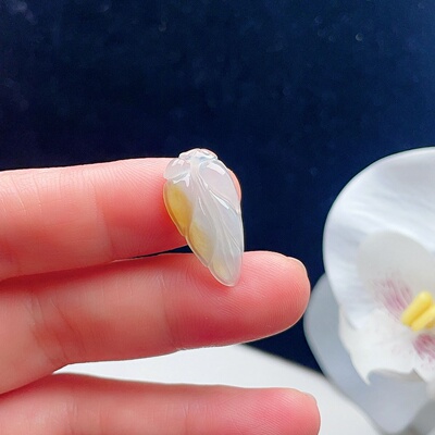 天然翡翠冰种叶子吊坠乳白淡绿黄