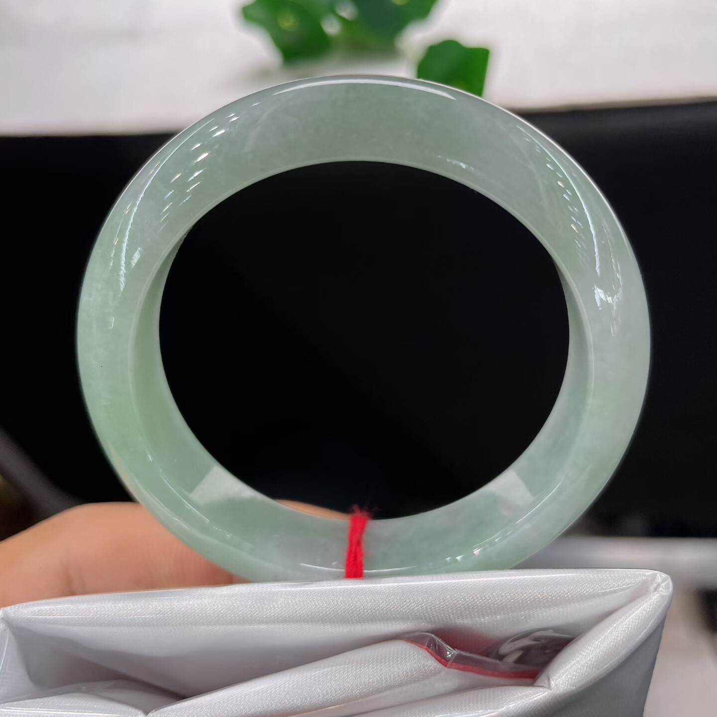 天然A货翡翠手镯淡绿缅甸老坑正圈玉镯51圈口乳白晴底玉手环