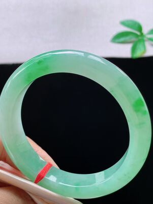 天然A货翡翠手镯淡绿飘阳绿55.5mm缅甸老坑正圈玉镯意境飘花镯子