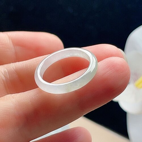 天然翡翠细戒指冰底乳白淡黄绿