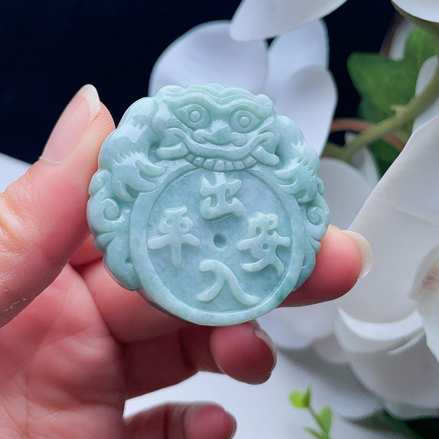 天然翡翠厚装狮子车挂件淡绿吉祥