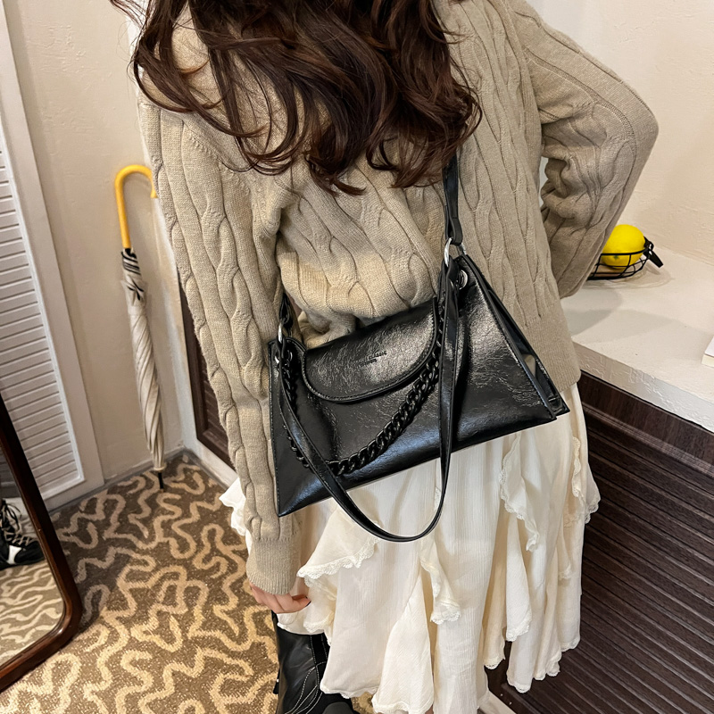 2025新款链条腋下包女时尚法棍包单肩斜挎包简约日韩休闲女包纯色