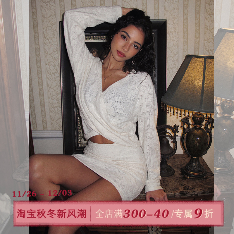 ITSNIKAR 垂坠感提花V领连衣裙女秋收腰显瘦包臀裙性感针织短裙子