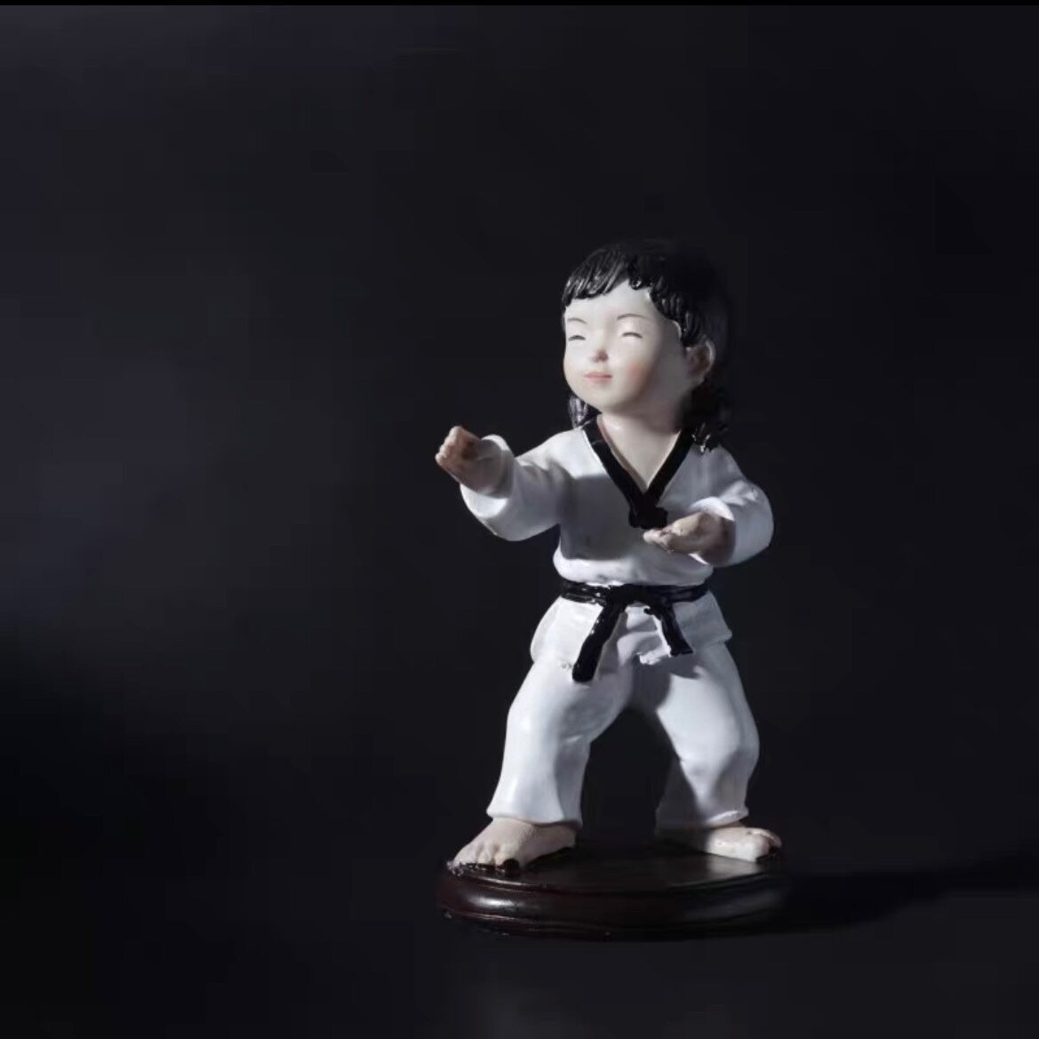 树脂工艺品家居摆件小跆拳道蛋糕摆件人物模型女出拳武术创意礼品