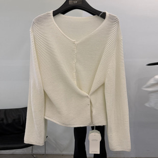 UP品牌慵懒风V领羊毛针织开衫女2026春装新款气质温柔打底衫漂亮