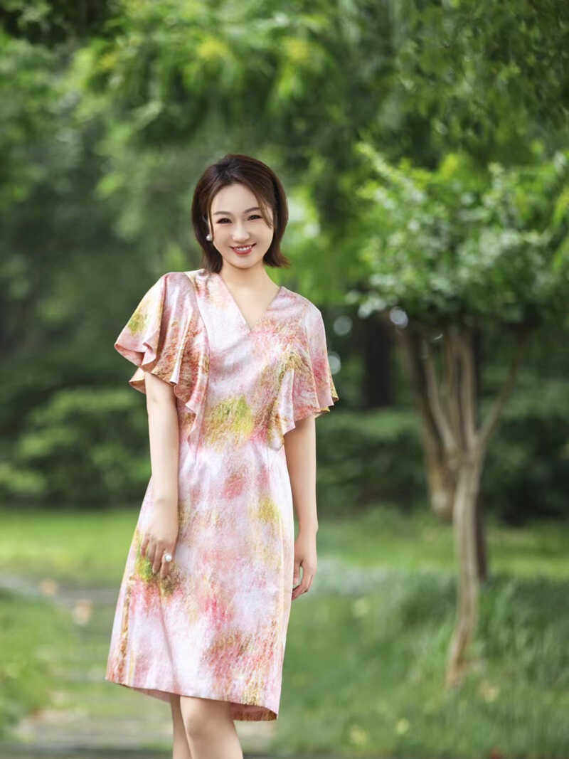 清新超仙时尚洋气爆款裙子高级小香风夏季v领短袖印花粉色连衣裙