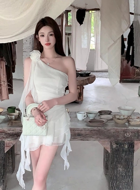 2026夏季新款白色斜肩雪纺连衣裙收腰短款仙女蛋糕裙含花朵