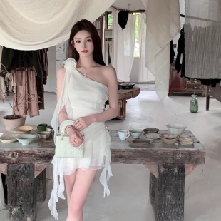 2026夏季新款白色斜肩雪纺连衣裙收腰短款仙女蛋糕裙含花朵