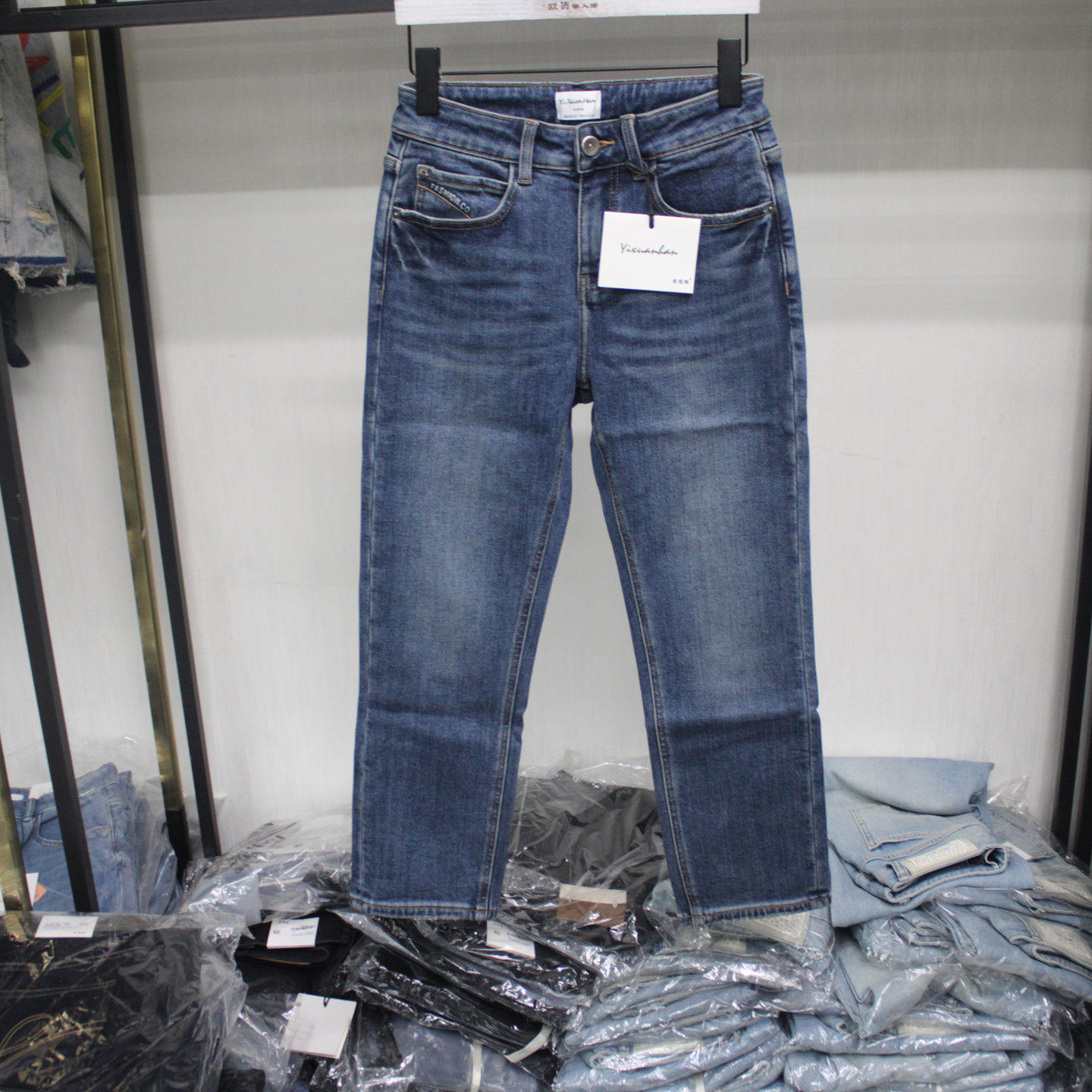 依炫韩95038浅蓝色底抓毛小直筒牛仔裤2025年冬季女装九分烟管裤