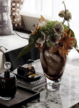 软装恒大轻奢样板间客厅茶几洽谈区桌面玻璃花瓶酒具雪茄摆件组合