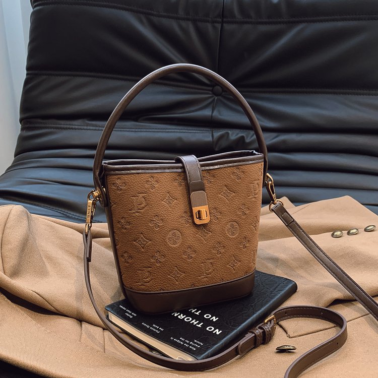 今年流行爆款包包女2025新款超火麂皮绒老花水桶包百搭单肩斜挎包