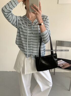 紫依2026春季新韩版时尚百搭连帽条纹针织衫女设计感小众短款上衣