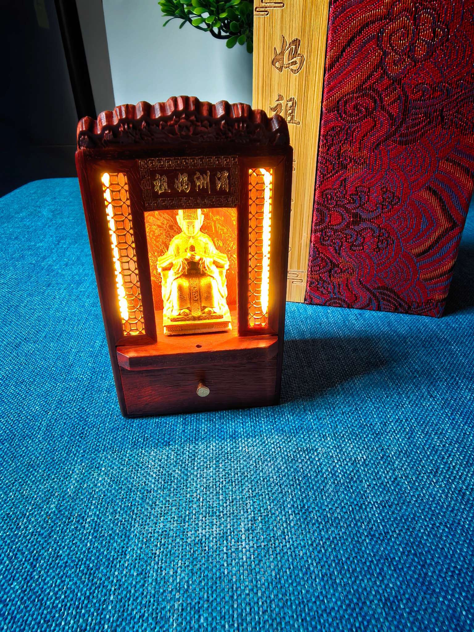 小叶紫檀木雕妈祖小雕像带迷你圣杯精美包装