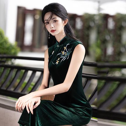 秋冬长款妈妈走秀旗袍新中式墨绿色金丝绒高贵洋气年轻款连衣裙女