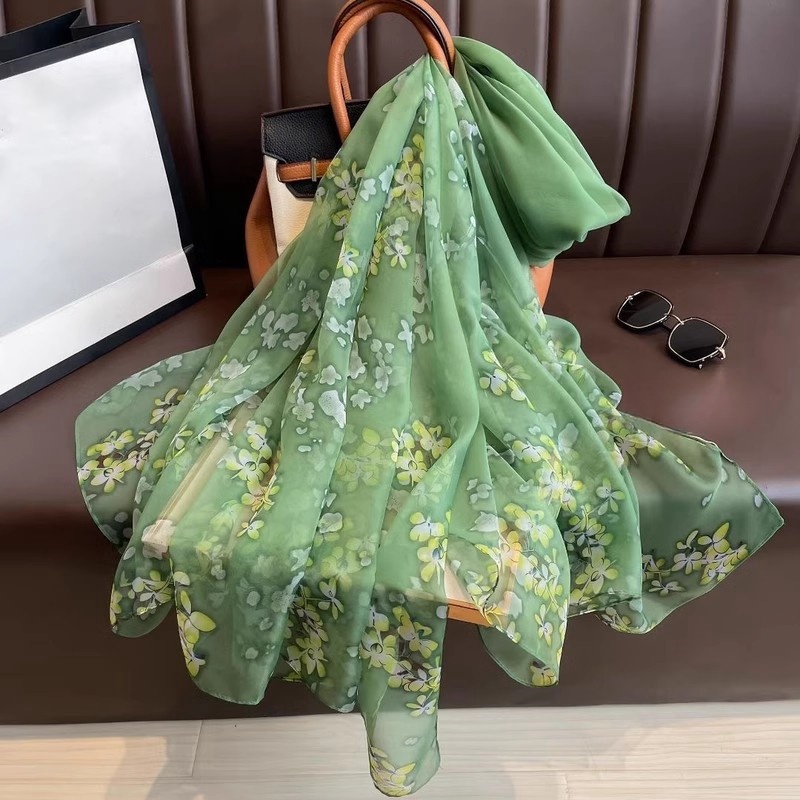 绿色碎花防晒围巾女春秋薄款长丝巾秋季旅游沙滩披肩两用纱巾外搭