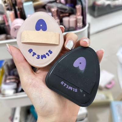 詹詹推荐！凹凸迷思腮红粉扑女