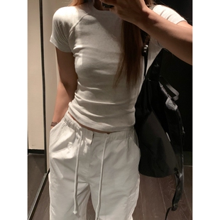 留下 1992 短袖女t恤夏2024新款纯色短款设计感显瘦遮肉正肩上衣