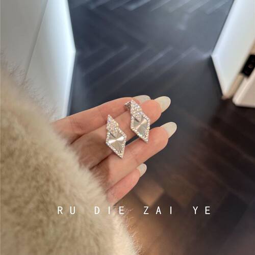 如蝶在野 镇场子！镭射菱形满钻耳钉轻奢高级感老钱富贵名媛耳饰