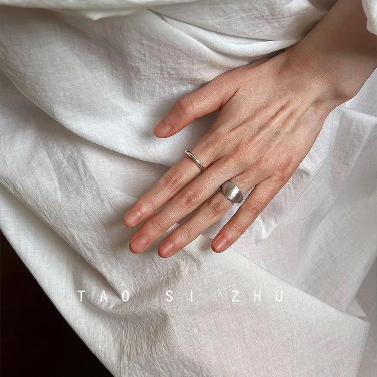 如蝶在野 冷淡风哑光拉丝凸面素圈戒指女小众高级感叠戴百搭指戒