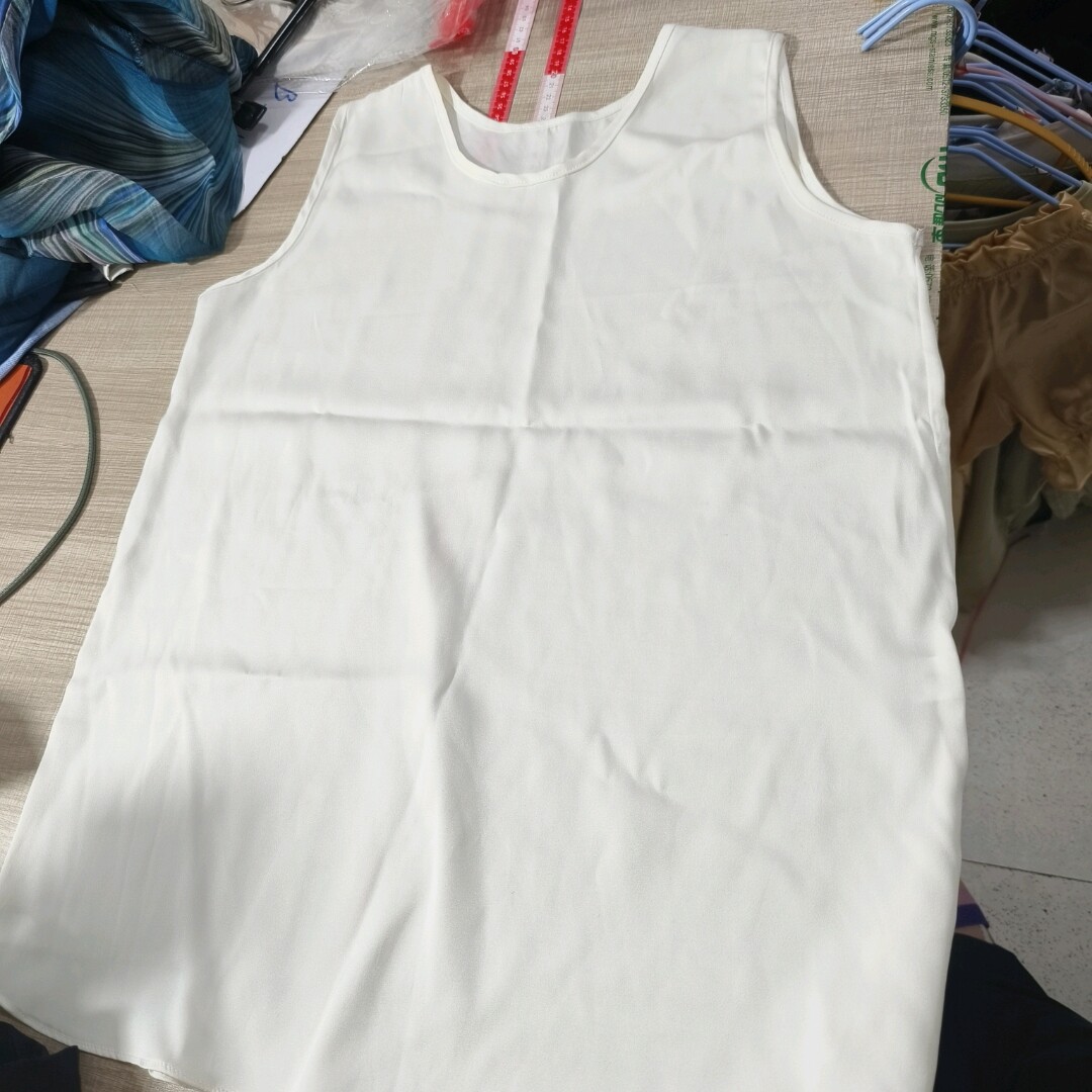 弹力双桥缎衣长61cm胸围92cm