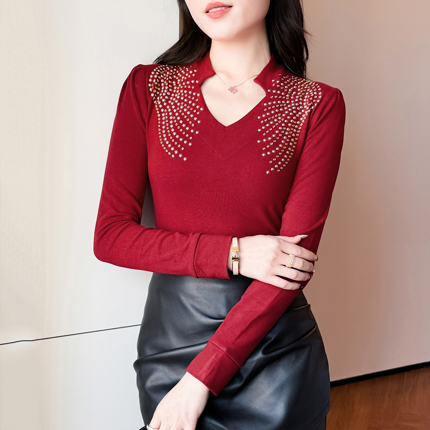 性感V领感钉珠磨毛保暖打底衫女