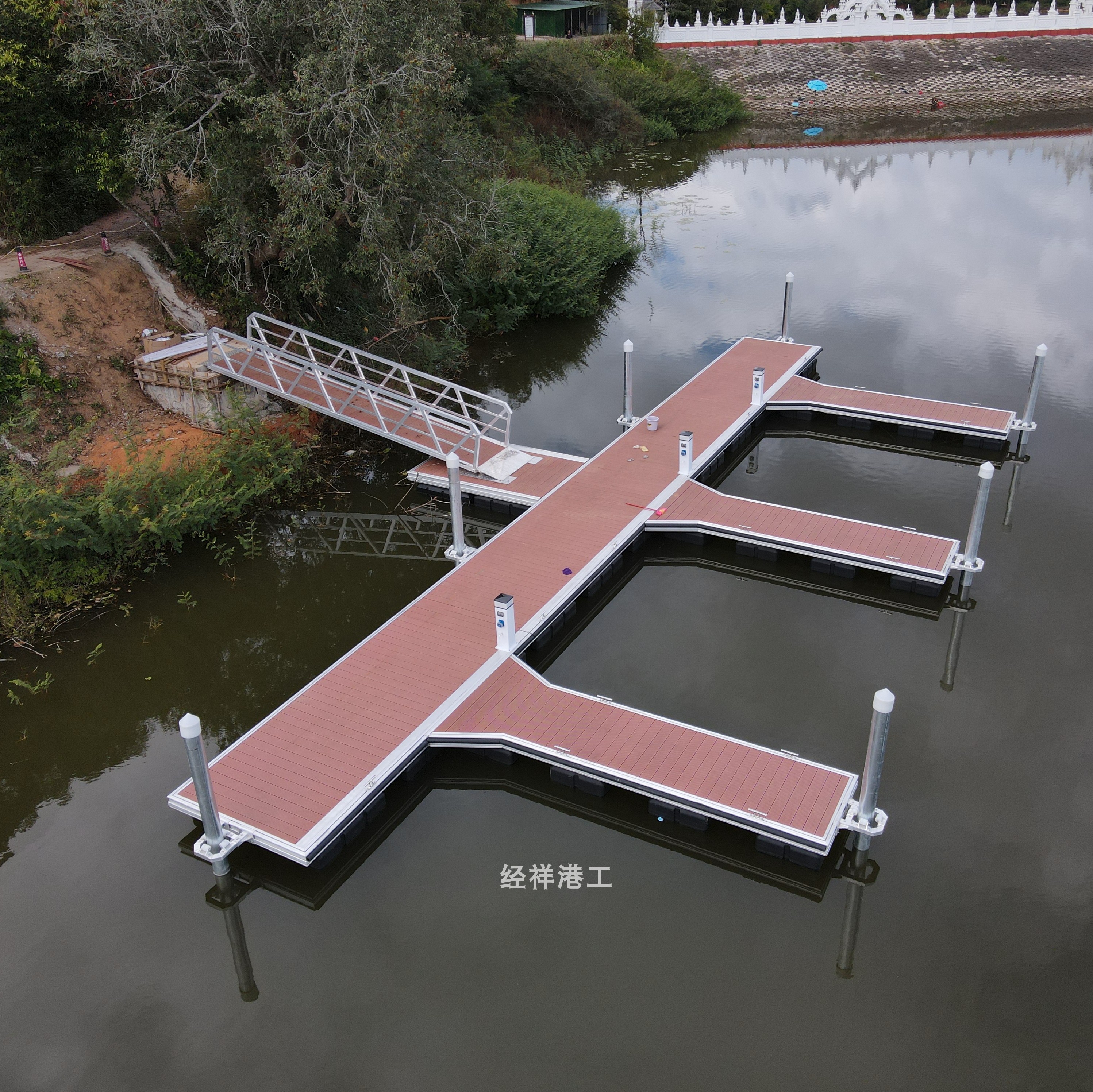 水上钢结构浮桥浮动平台 休闲垂钓浮台 铝合金结构浮箱码头引桥
