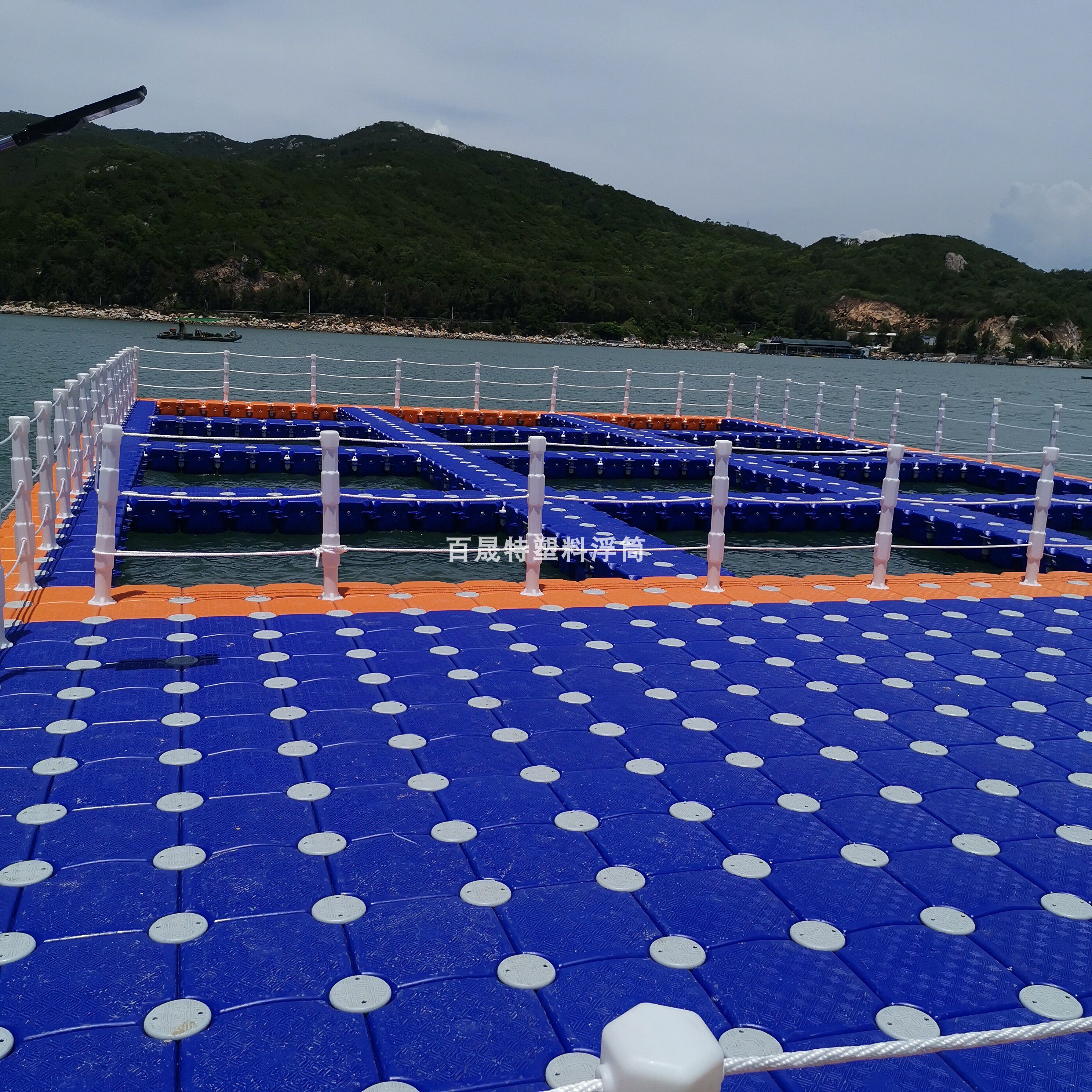 塑料浮筒浮桥游艇码头安装简易水上休闲出租临时舞台浮台施工平台