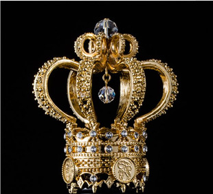 日本神户矿泉水菲丽高皇冠翅膀工艺品摆件高端水瓶女王帽家居装饰