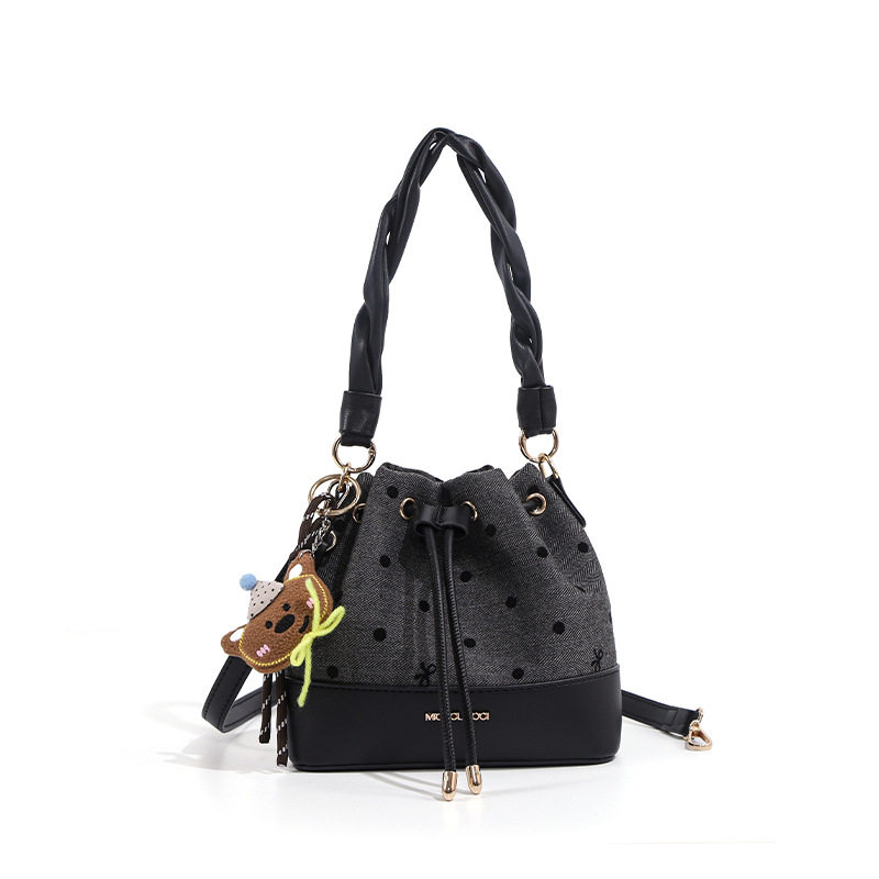 小众波点水桶包女包2026新款时尚潮流质感编织手提斜挎包可爱挂件