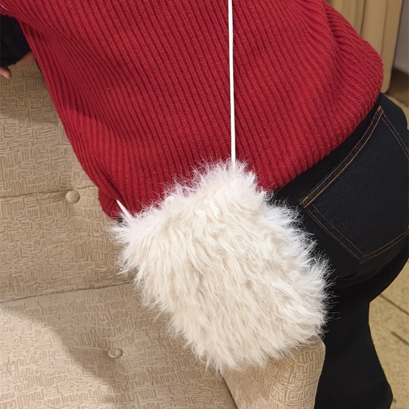 阿宝白色毛毛斜跨手机包