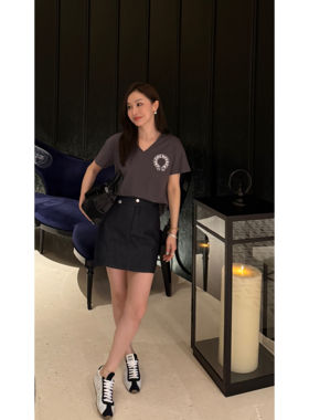 DION LIU｜【马蹄印】25新款V领灰色短款女士T恤