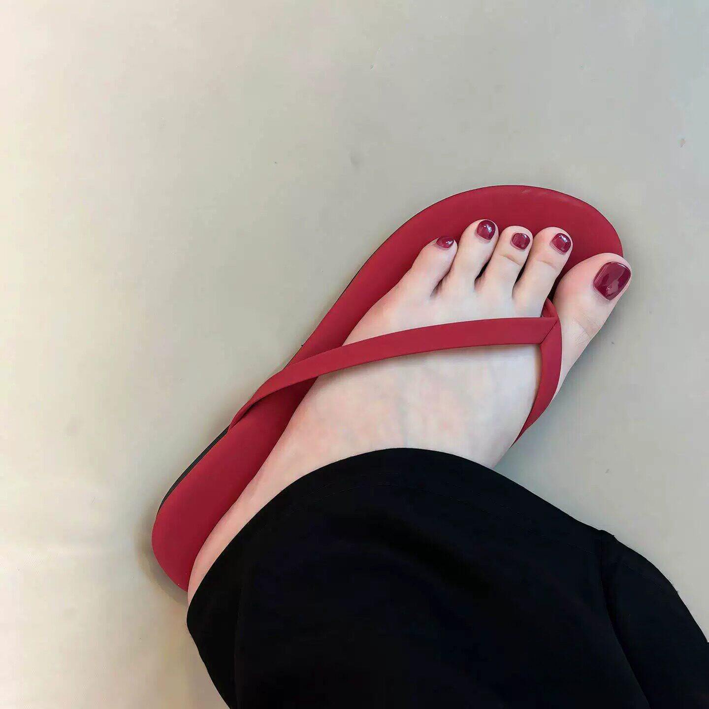 红色ins风人字拖女海边沙滩拖鞋新款法式平底夹脚高颜值凉鞋