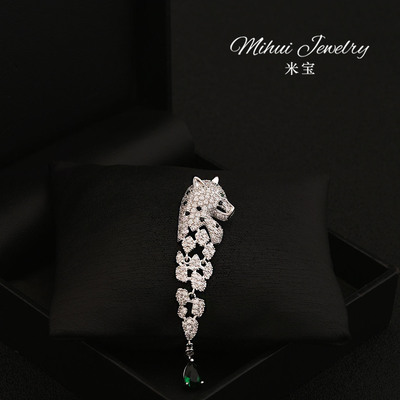 高级感豹子胸针领口防走光扣精致闪耀开衫外套领口固定防走光纽扣