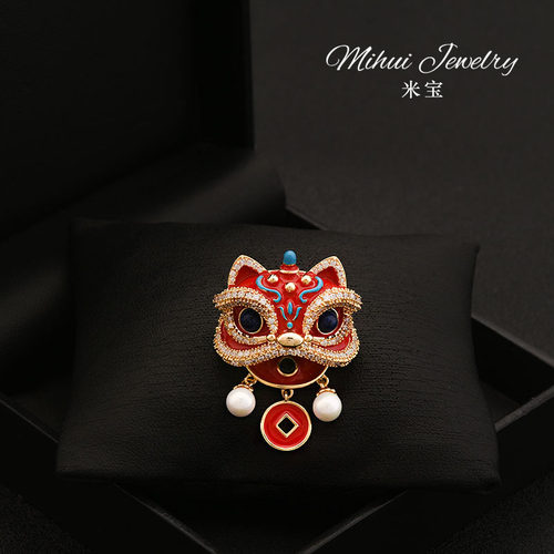 新年配饰国潮美学送财醒狮胸针红色胸花喜庆配饰衣服点缀别针礼物