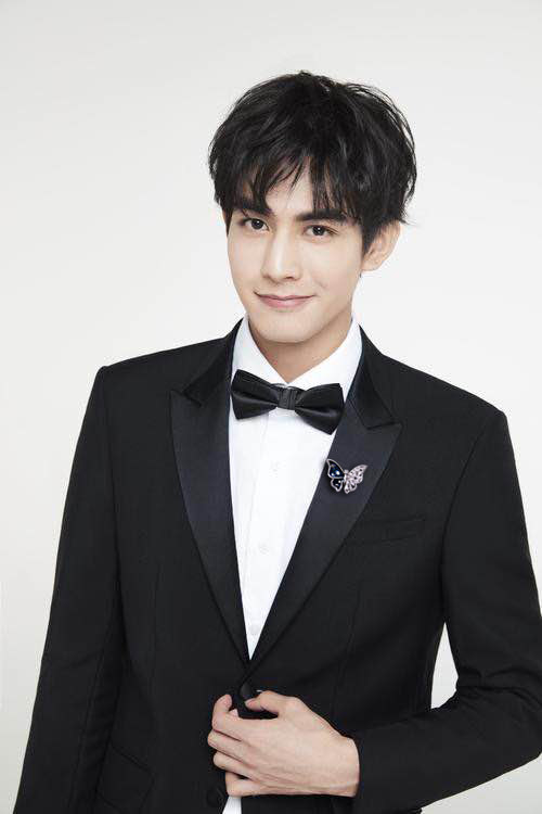 MIBAO 맞춤형 기질 나비 브로치 인 트렌디 한 성격 정장 액세서리 일본 및 한국 다목적 핀 여성용 스웨터 코사지