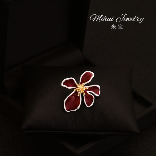 设计师款优雅红色鸢尾花胸针旗袍高级感别针夏季领口防走光小扣针