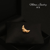 韩国牛角包可爱小领针气质款 v领开衫 领口固定防走光衣服配饰别针