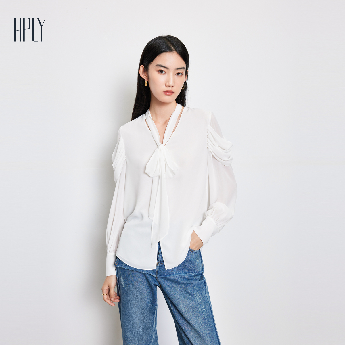 V领设计 展露柔美 丰富设计