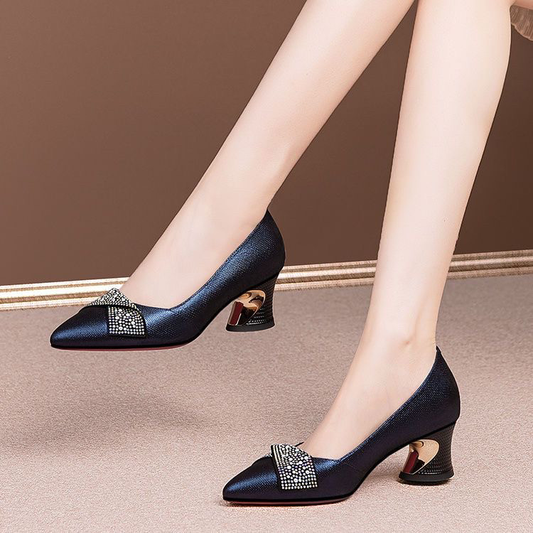 2024新款春秋季软底真皮女鞋羊皮气质粗跟浅口中跟尖头单鞋女大码