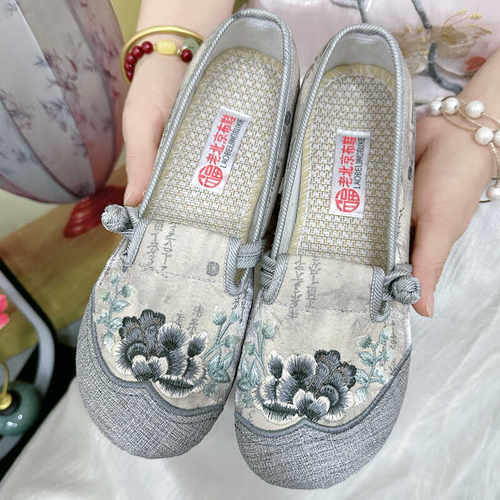 厂家直销国风软底绣花老北京布鞋