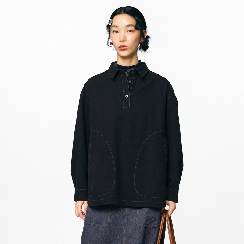 翻领、斜插袋、捏褶