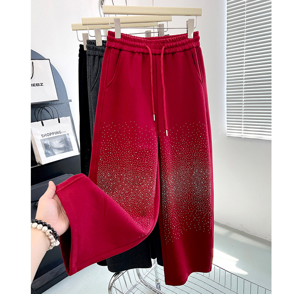 红色设计感重工烫钻弯刀阔腿裤女2026春季新款时尚松弛感休闲卫裤,女装/女士精品,卫裤,淘宝优惠券,粉丝福利购,淘宝优惠卷
