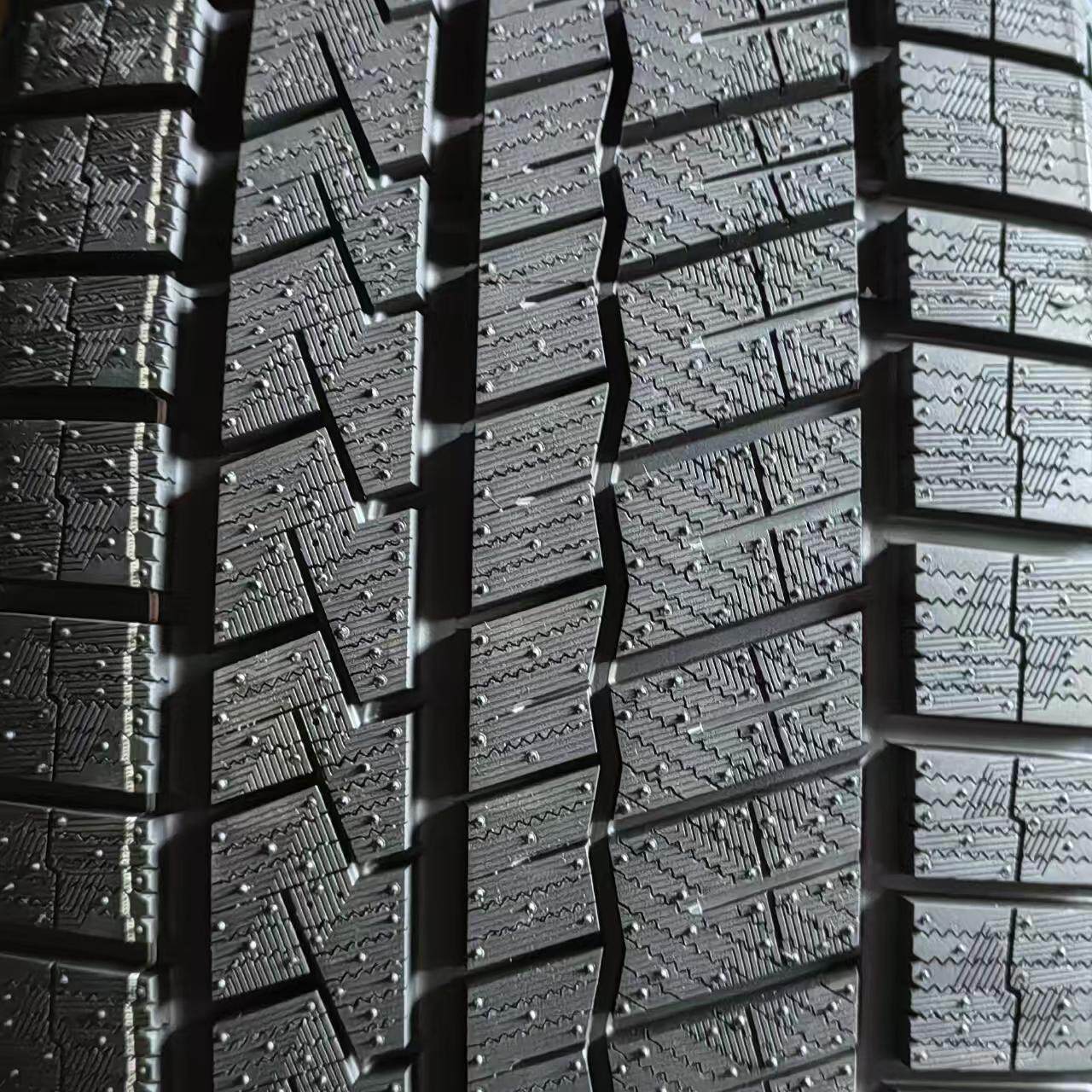 全新雄鹰雪地轮胎235/45R21 255/40R21 冬季胎前后轮图片