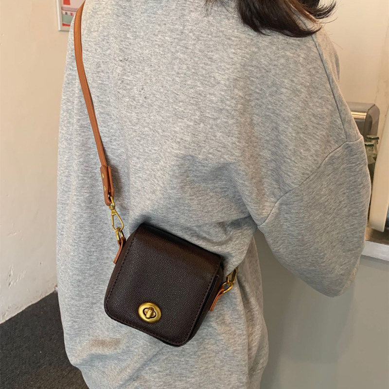 复古风小众设计小方包女2026新款百搭单肩斜挎包迷你休闲锁扣女包