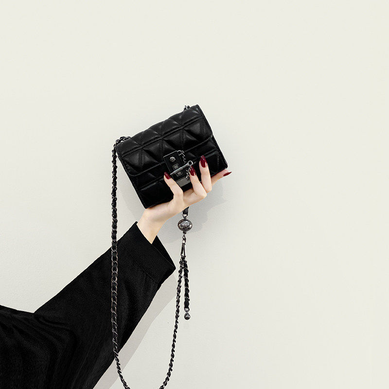 高级感链条小方包女2026新款复古单肩斜挎包迷你锁扣轻便菱格女包